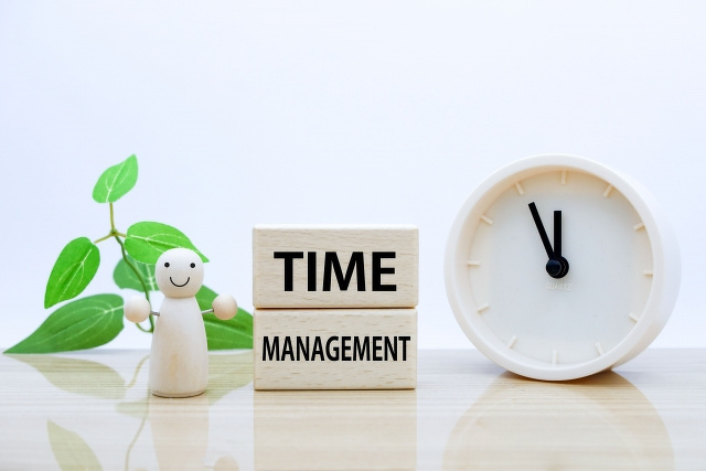 TIME MANEGEMENT と書かれたブロックと時計