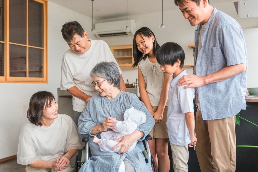 高齢女性と家族