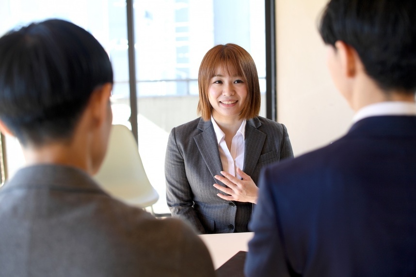 面接官を前に話をする女性