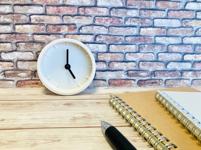 5時を示す時計とノート