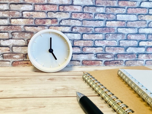 5時を示す時計とノート